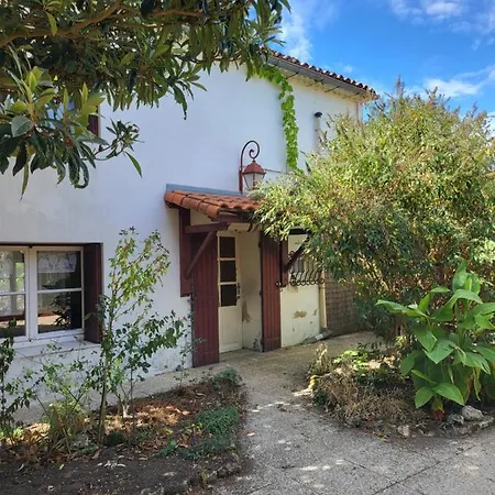 La Maison Rouge Paisible Maison De Pays Casa vacanze *