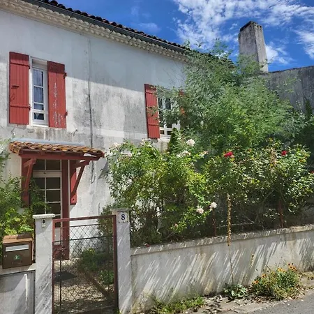 La Maison Rouge Paisible Maison De Pays Casa vacanze Saujon